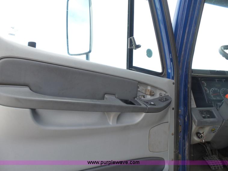 image for item BR9345 2005 Freightliner Columbia semi truck