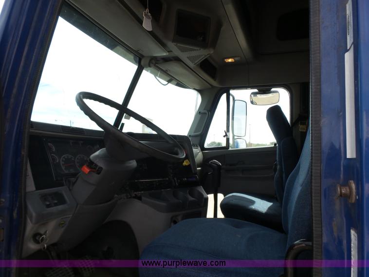 image for item BR9345 2005 Freightliner Columbia semi truck