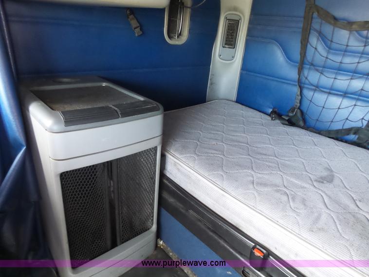 image for item BR9345 2005 Freightliner Columbia semi truck