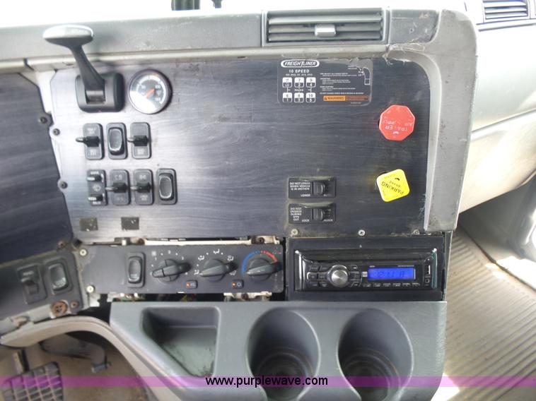 image for item BR9345 2005 Freightliner Columbia semi truck