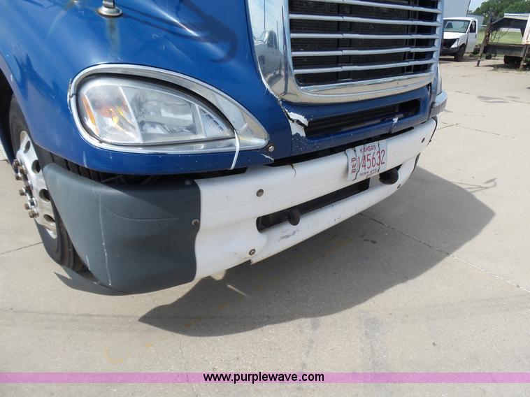 image for item BR9345 2005 Freightliner Columbia semi truck