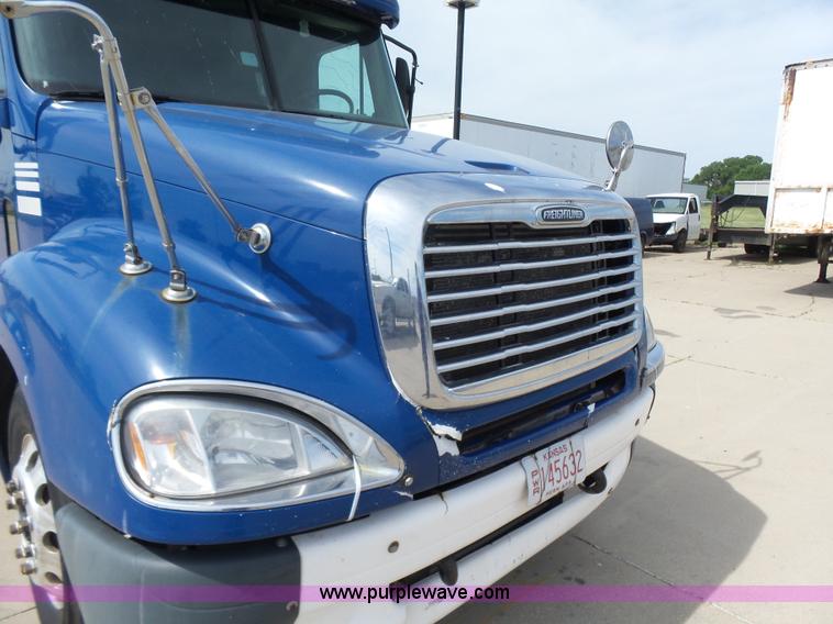 image for item BR9345 2005 Freightliner Columbia semi truck