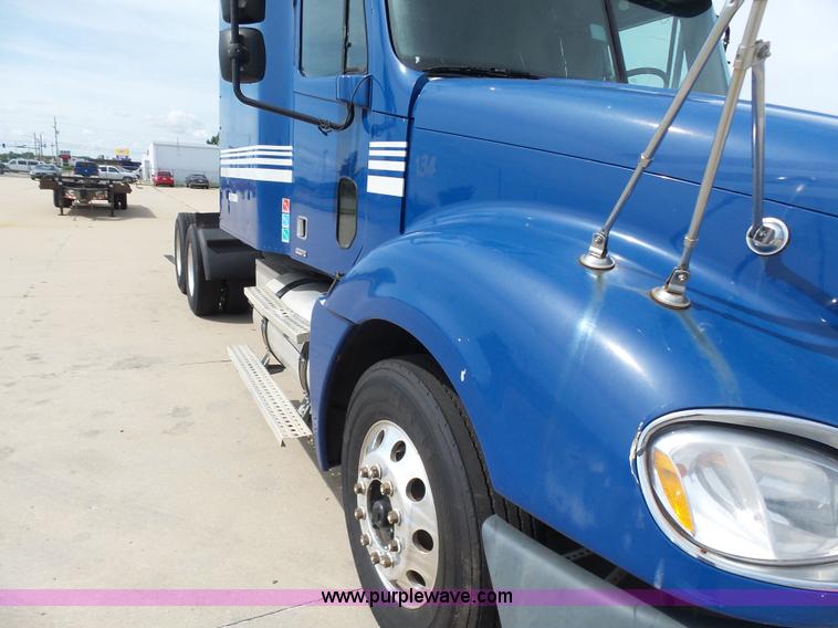 image for item BR9345 2005 Freightliner Columbia semi truck