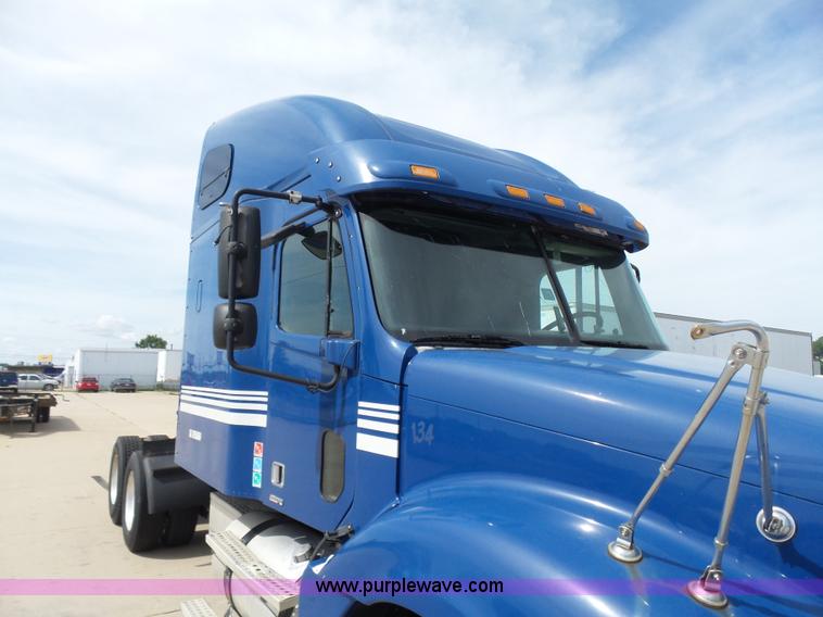 image for item BR9345 2005 Freightliner Columbia semi truck