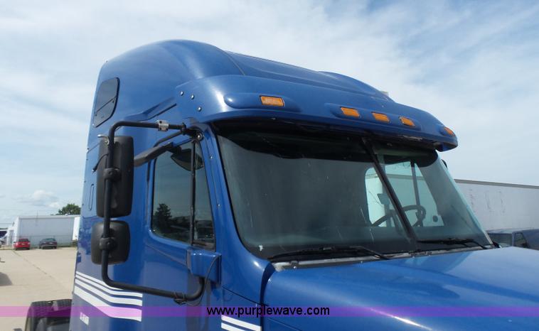 image for item BR9345 2005 Freightliner Columbia semi truck