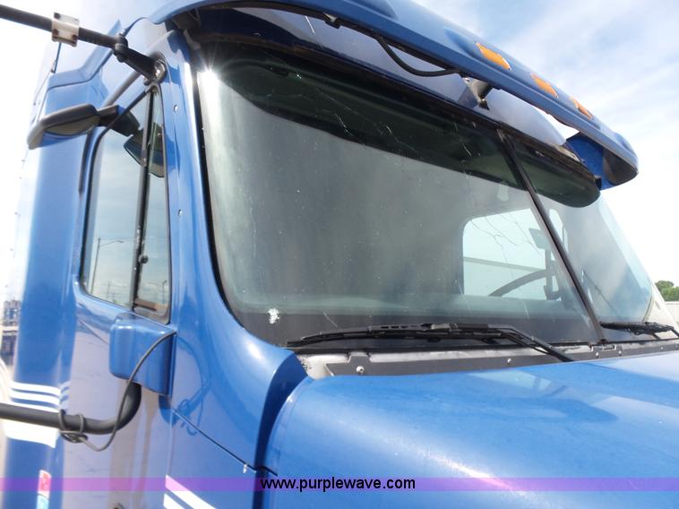 image for item BR9345 2005 Freightliner Columbia semi truck
