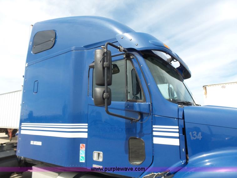 image for item BR9345 2005 Freightliner Columbia semi truck