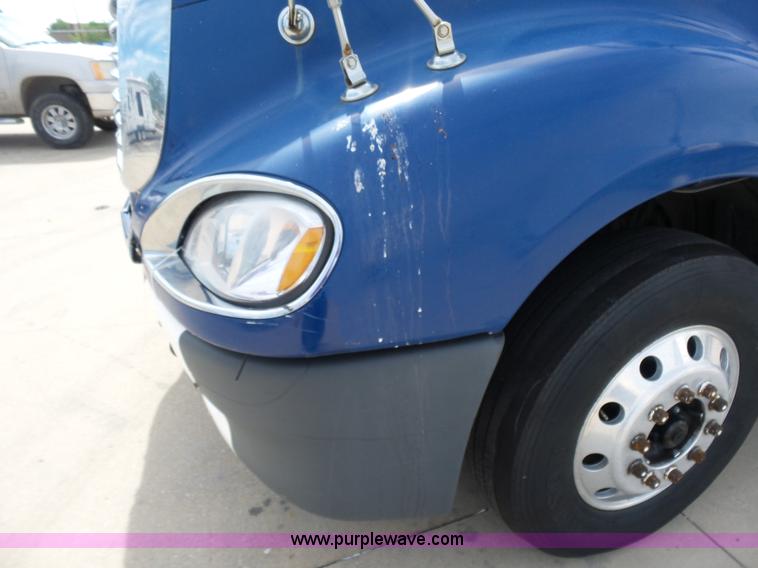 image for item BR9345 2005 Freightliner Columbia semi truck