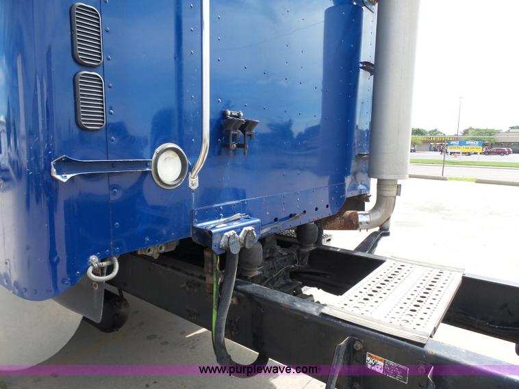 image for item BR9345 2005 Freightliner Columbia semi truck