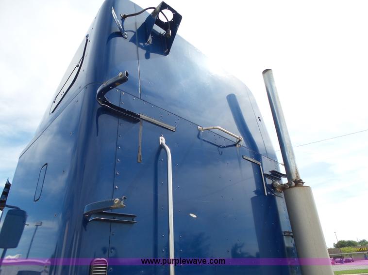 image for item BR9345 2005 Freightliner Columbia semi truck