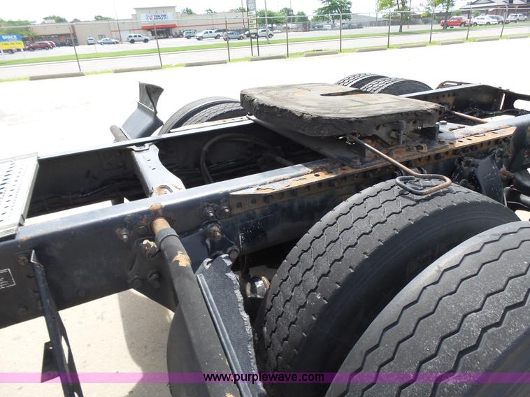 image for item BR9345 2005 Freightliner Columbia semi truck