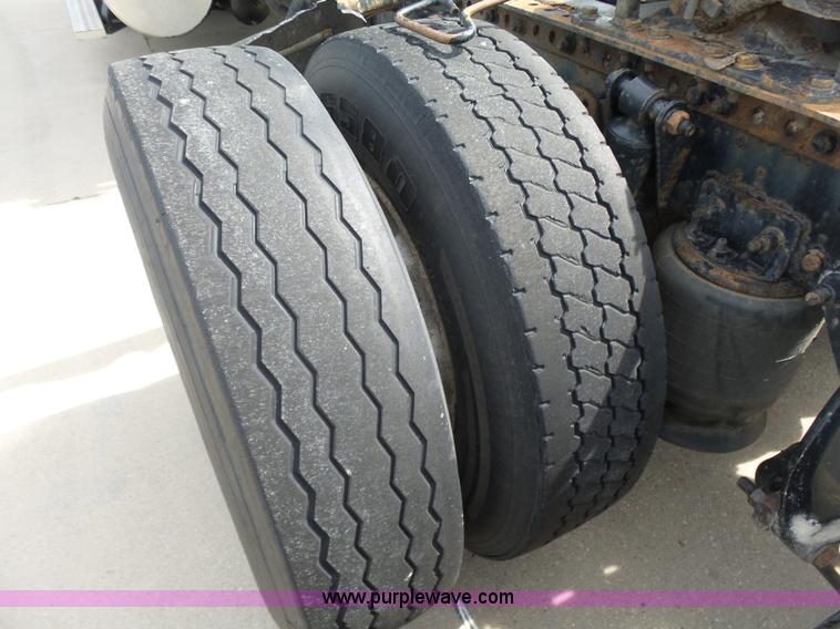 image for item BR9345 2005 Freightliner Columbia semi truck