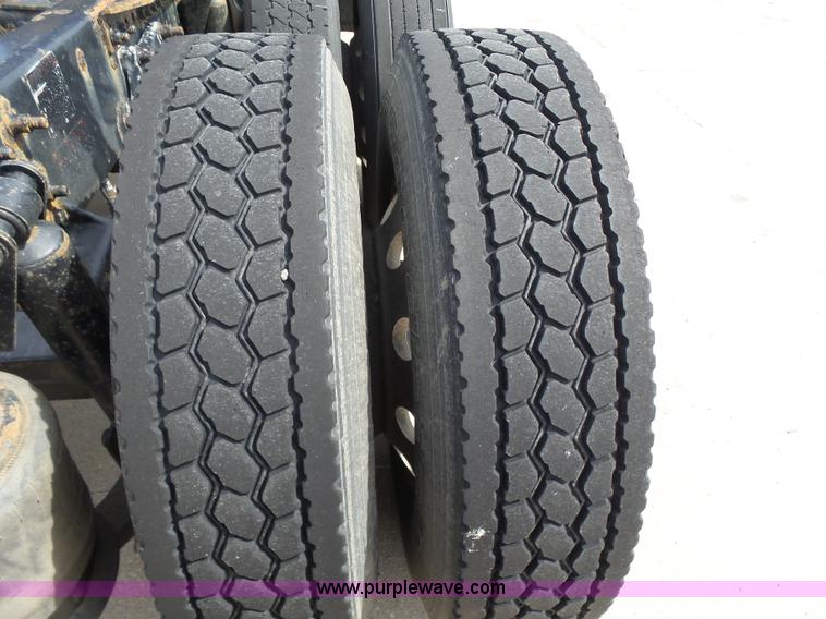 image for item BR9345 2005 Freightliner Columbia semi truck