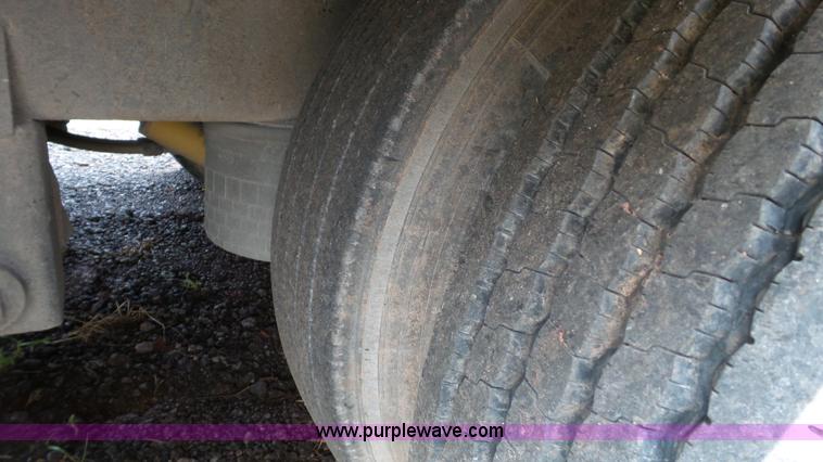 image for item BZ9153 1997 KMC M dry van trailer