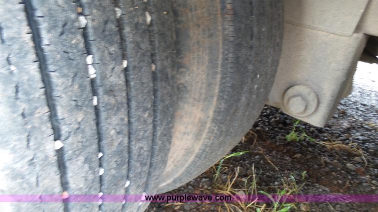 image for item BZ9153 1997 KMC M dry van trailer