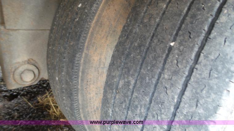 image for item BZ9153 1997 KMC M dry van trailer