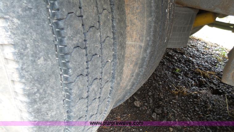 image for item BZ9153 1997 KMC M dry van trailer