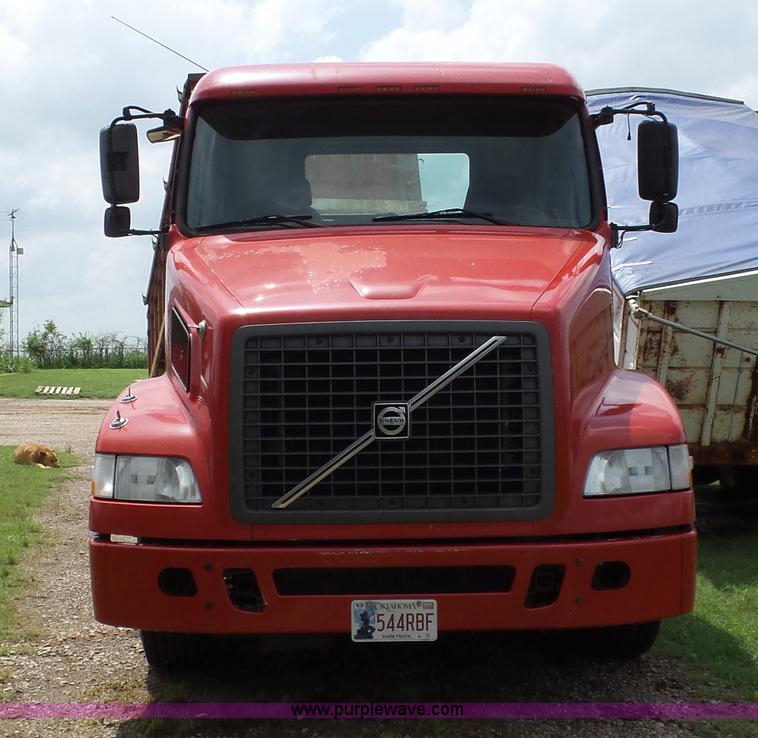 image for item BZ9155 2005 Volvo VNM semi truck
