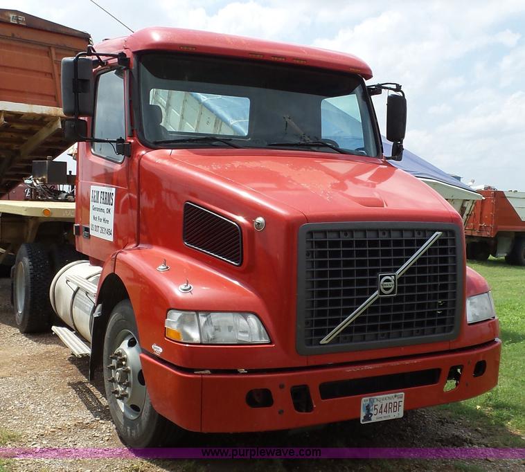 image for item BZ9155 2005 Volvo VNM semi truck