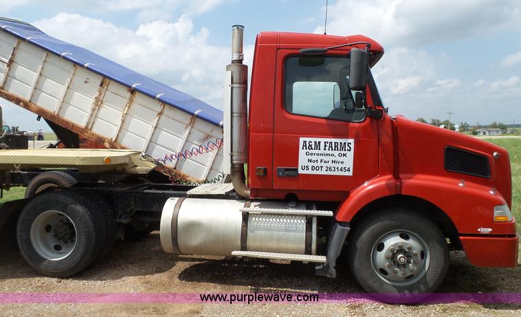 image for item BZ9155 2005 Volvo VNM semi truck