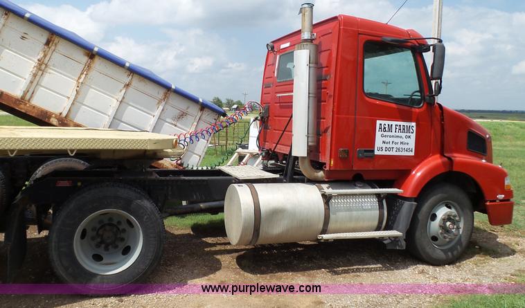 image for item BZ9155 2005 Volvo VNM semi truck