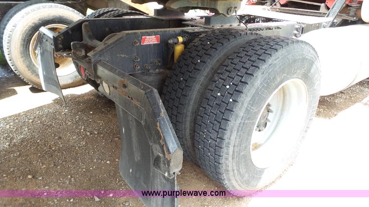 image for item BZ9155 2005 Volvo VNM semi truck