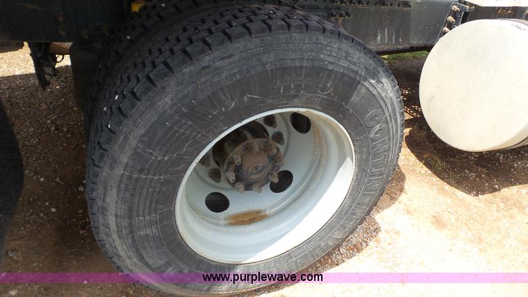 image for item BZ9155 2005 Volvo VNM semi truck