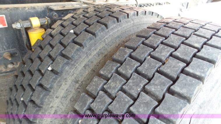 image for item BZ9155 2005 Volvo VNM semi truck