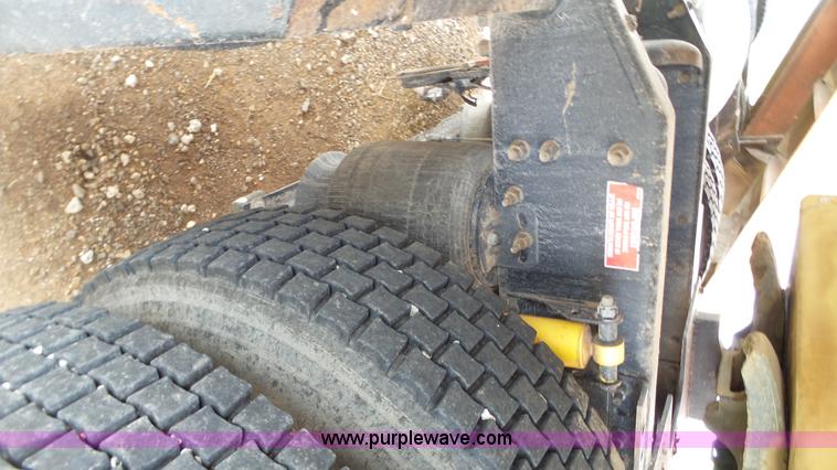 image for item BZ9155 2005 Volvo VNM semi truck