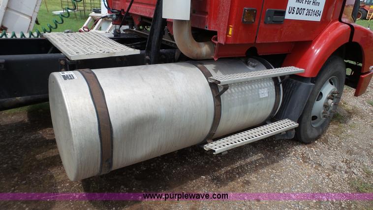 image for item BZ9155 2005 Volvo VNM semi truck