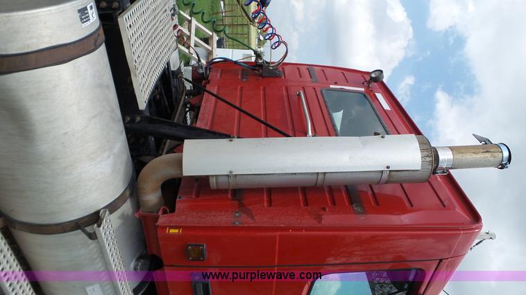 image for item BZ9155 2005 Volvo VNM semi truck