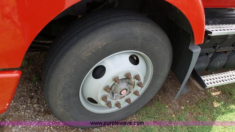 image for item BZ9155 2005 Volvo VNM semi truck