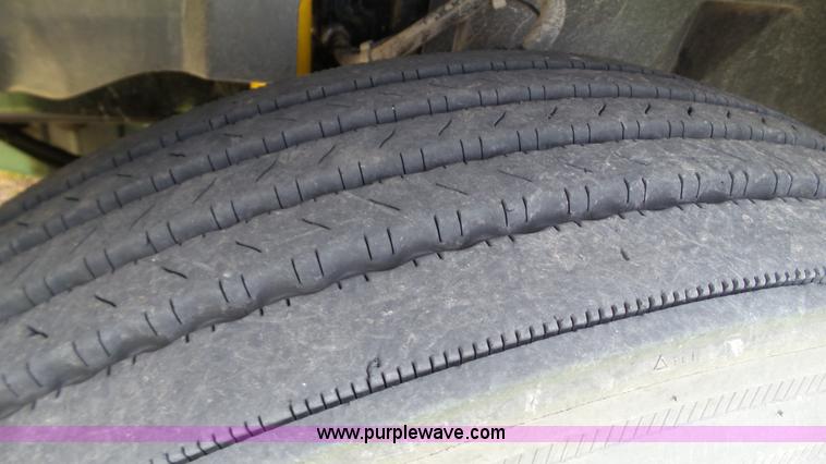 image for item BZ9155 2005 Volvo VNM semi truck