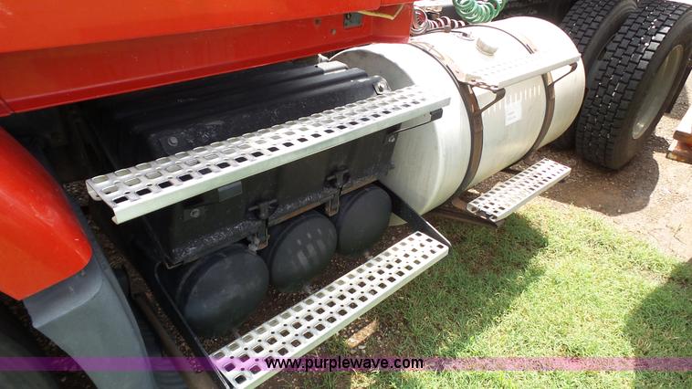 image for item BZ9155 2005 Volvo VNM semi truck