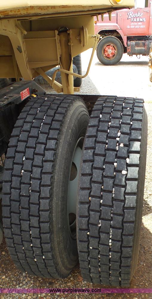 image for item BZ9155 2005 Volvo VNM semi truck