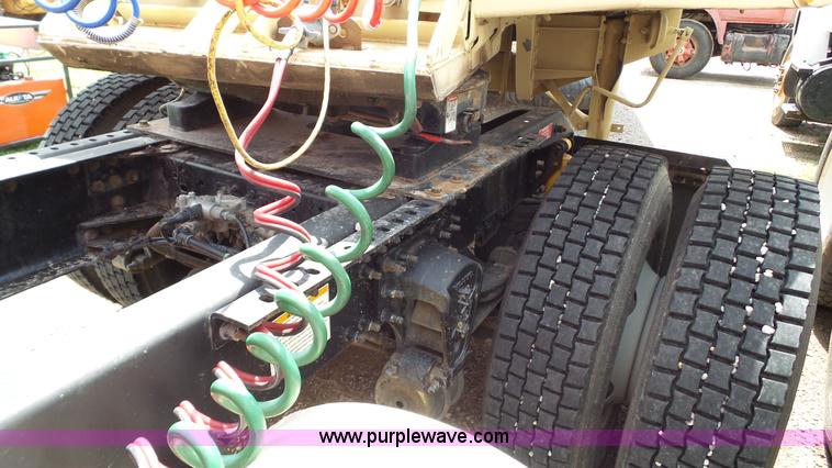 image for item BZ9155 2005 Volvo VNM semi truck