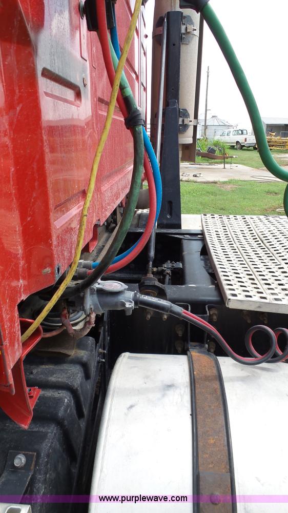 image for item BZ9155 2005 Volvo VNM semi truck