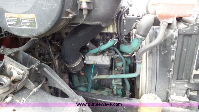 image for item BZ9155 2005 Volvo VNM semi truck