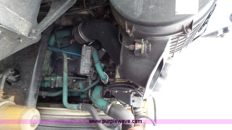 image for item BZ9155 2005 Volvo VNM semi truck