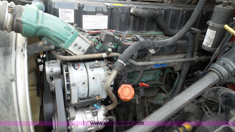 image for item BZ9155 2005 Volvo VNM semi truck