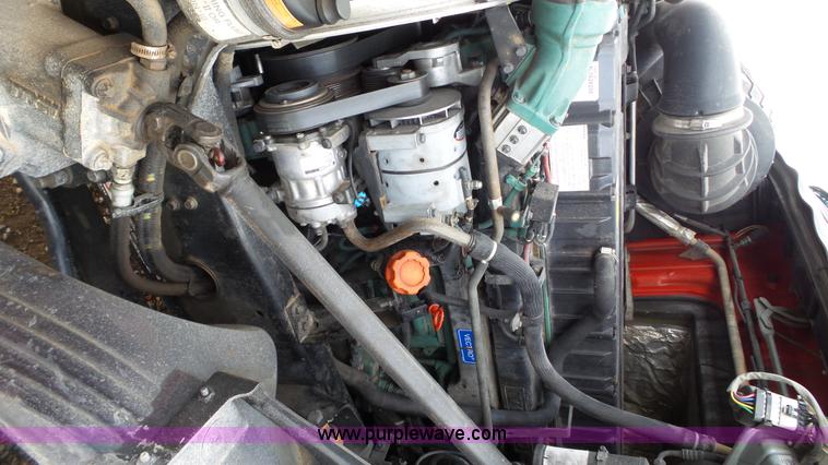 image for item BZ9155 2005 Volvo VNM semi truck