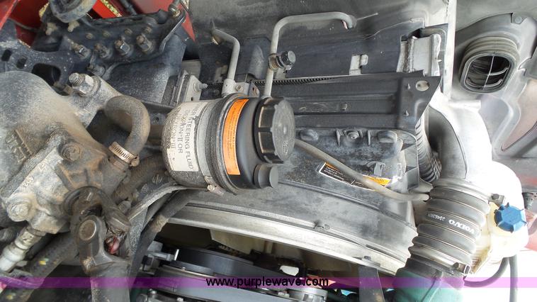 image for item BZ9155 2005 Volvo VNM semi truck