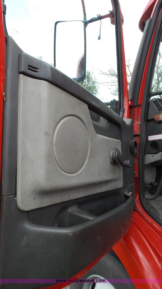 image for item BZ9155 2005 Volvo VNM semi truck