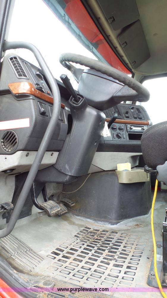 image for item BZ9155 2005 Volvo VNM semi truck