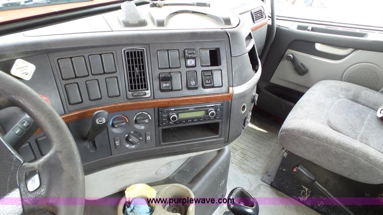 image for item BZ9155 2005 Volvo VNM semi truck