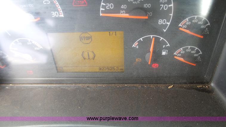 image for item BZ9155 2005 Volvo VNM semi truck