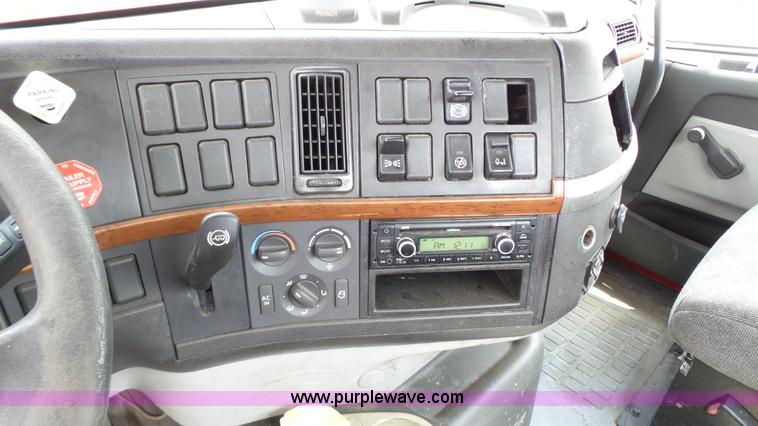 image for item BZ9155 2005 Volvo VNM semi truck