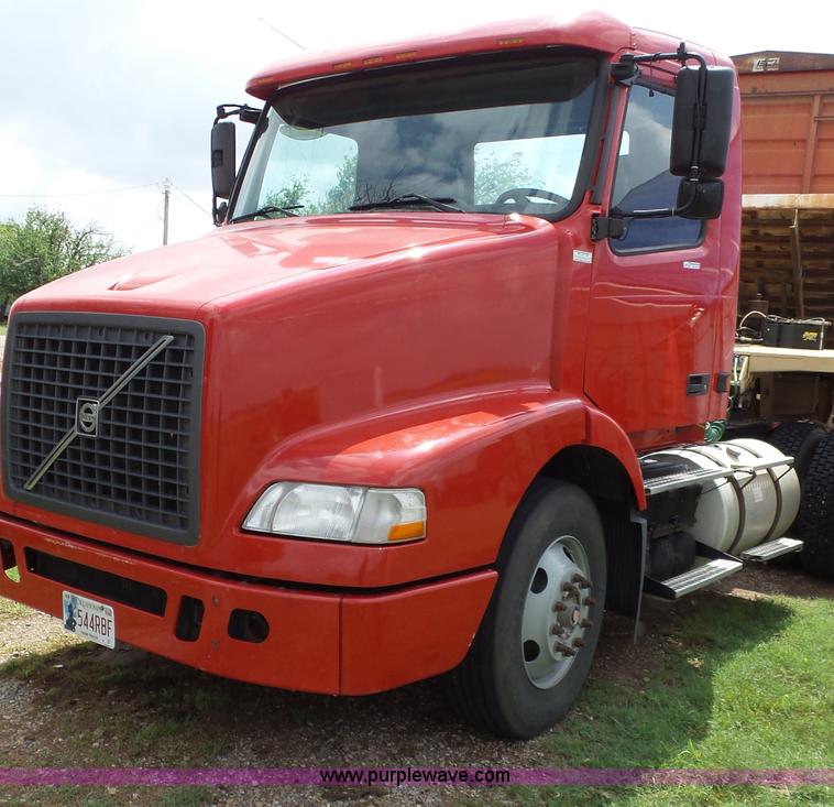 image for item BZ9155 2005 Volvo VNM semi truck