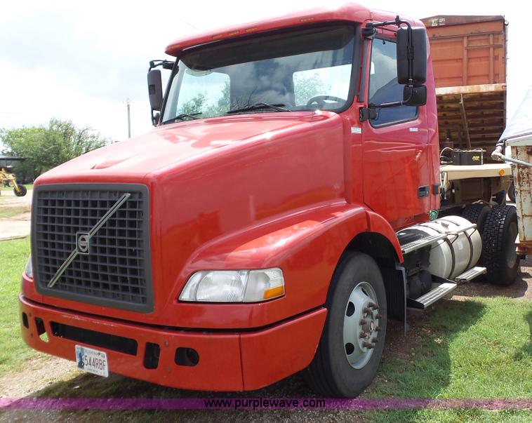 image for item BZ9155 2005 Volvo VNM semi truck