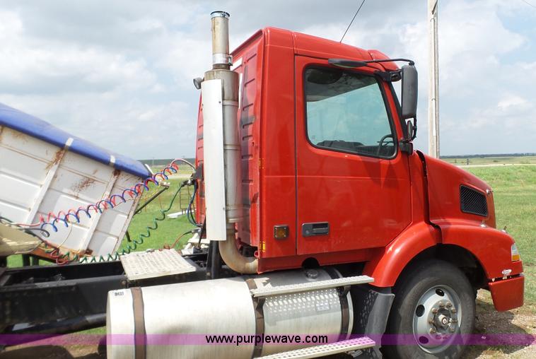 image for item BZ9155 2005 Volvo VNM semi truck